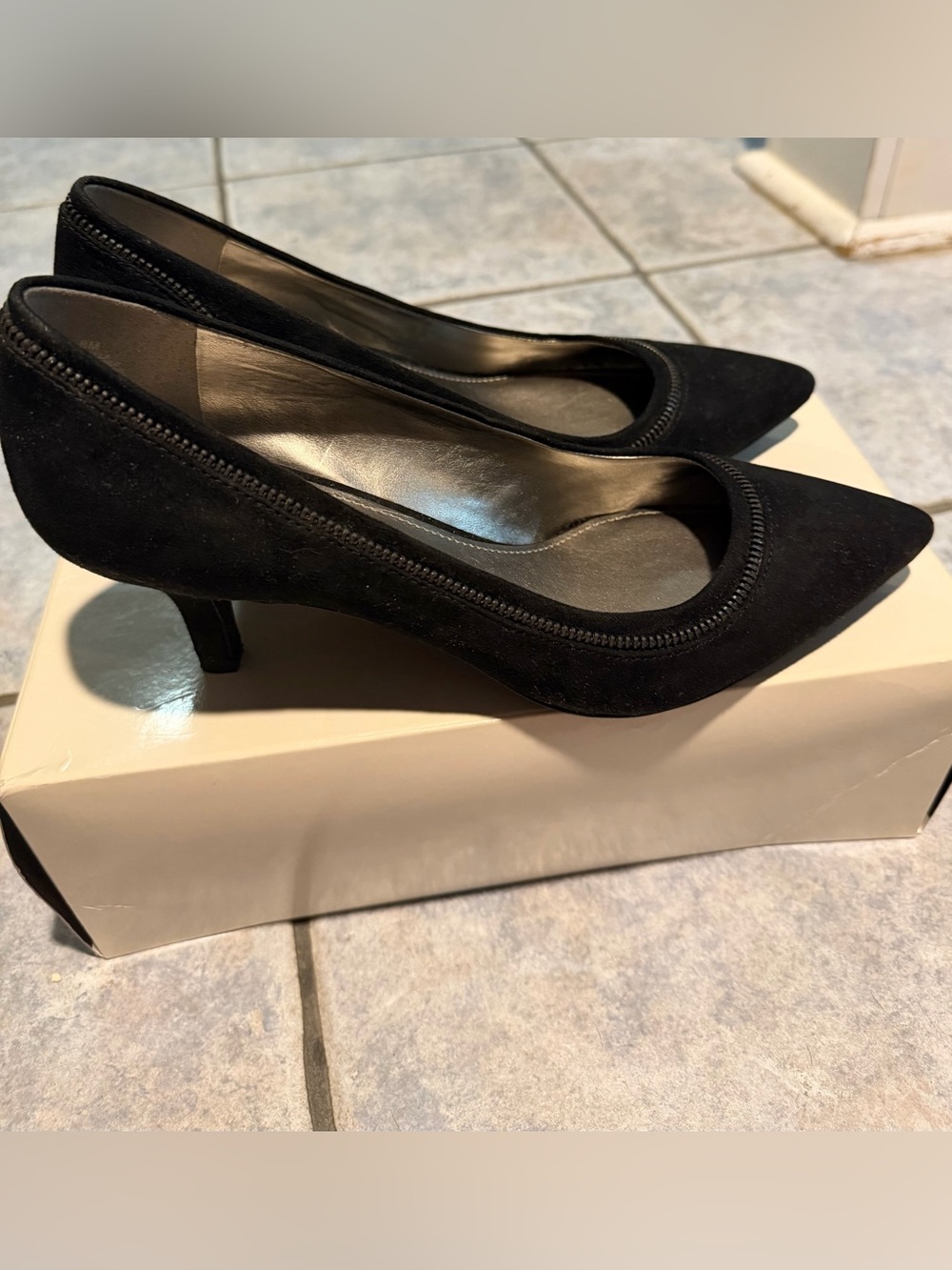 Anne Klein iFlex Black Faux Suede Kitten Heels - Size 8